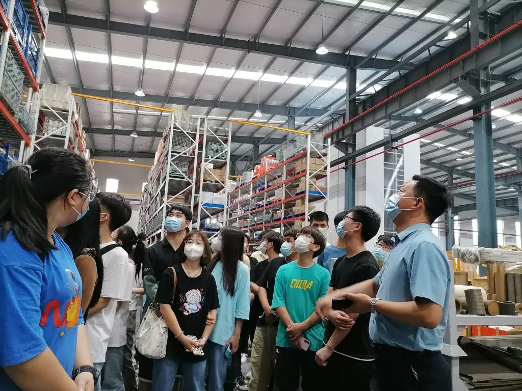 访企拓岗促就业 世界杯官网组织学生到荆门地区企业观摩